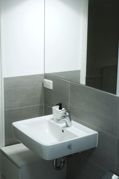 Central, Cozy & Beautiful Designed 2-Rooms Apt. Near River برلين المظهر الخارجي الصورة