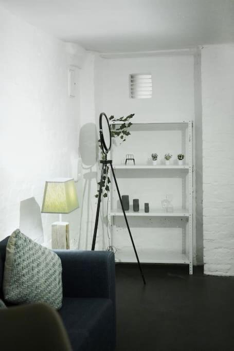 Central, Cozy & Beautiful Designed 2-Rooms Apt. Near River برلين المظهر الخارجي الصورة